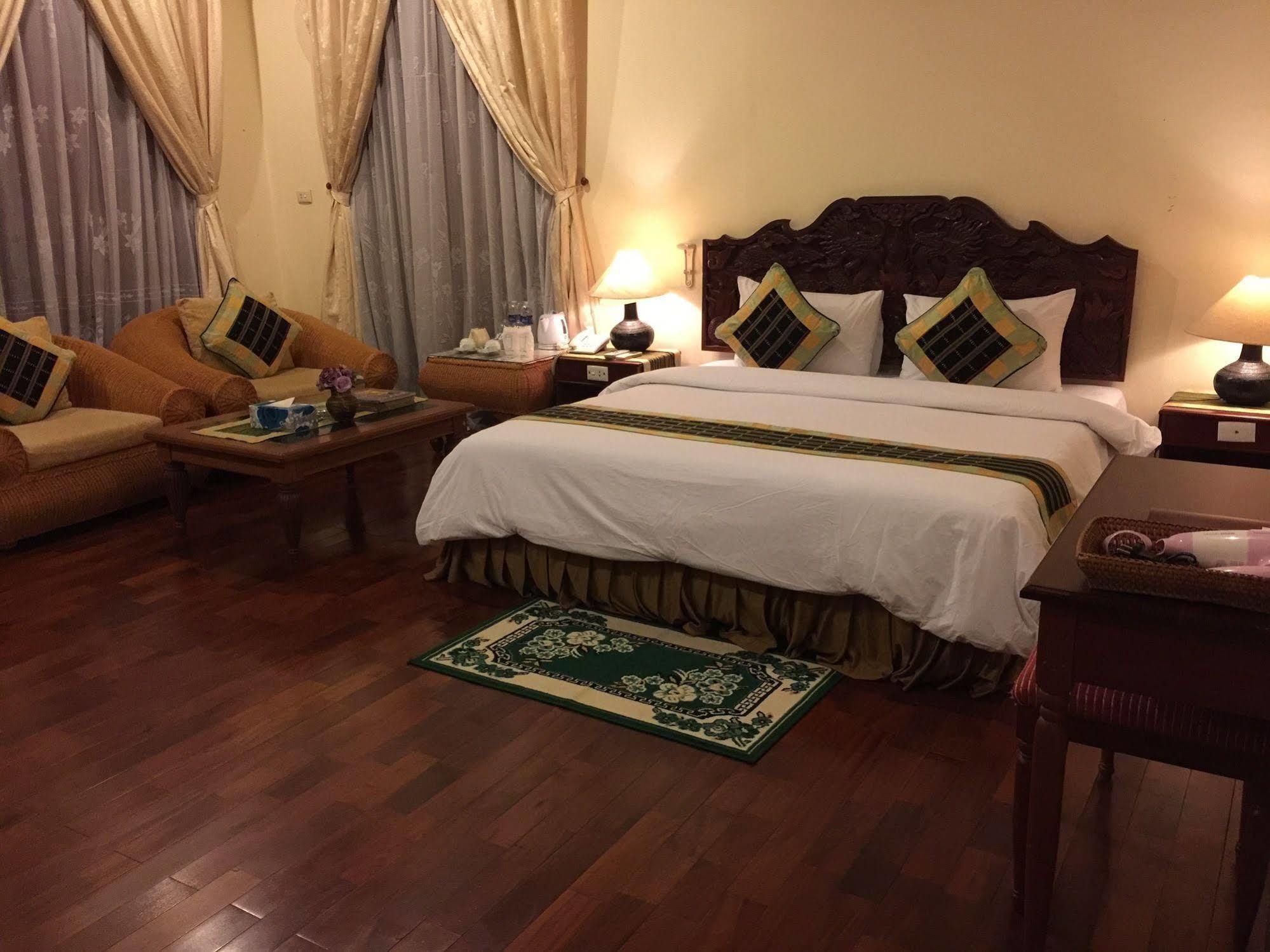 פקסה Champasak Palace Hotel מראה חיצוני תמונה