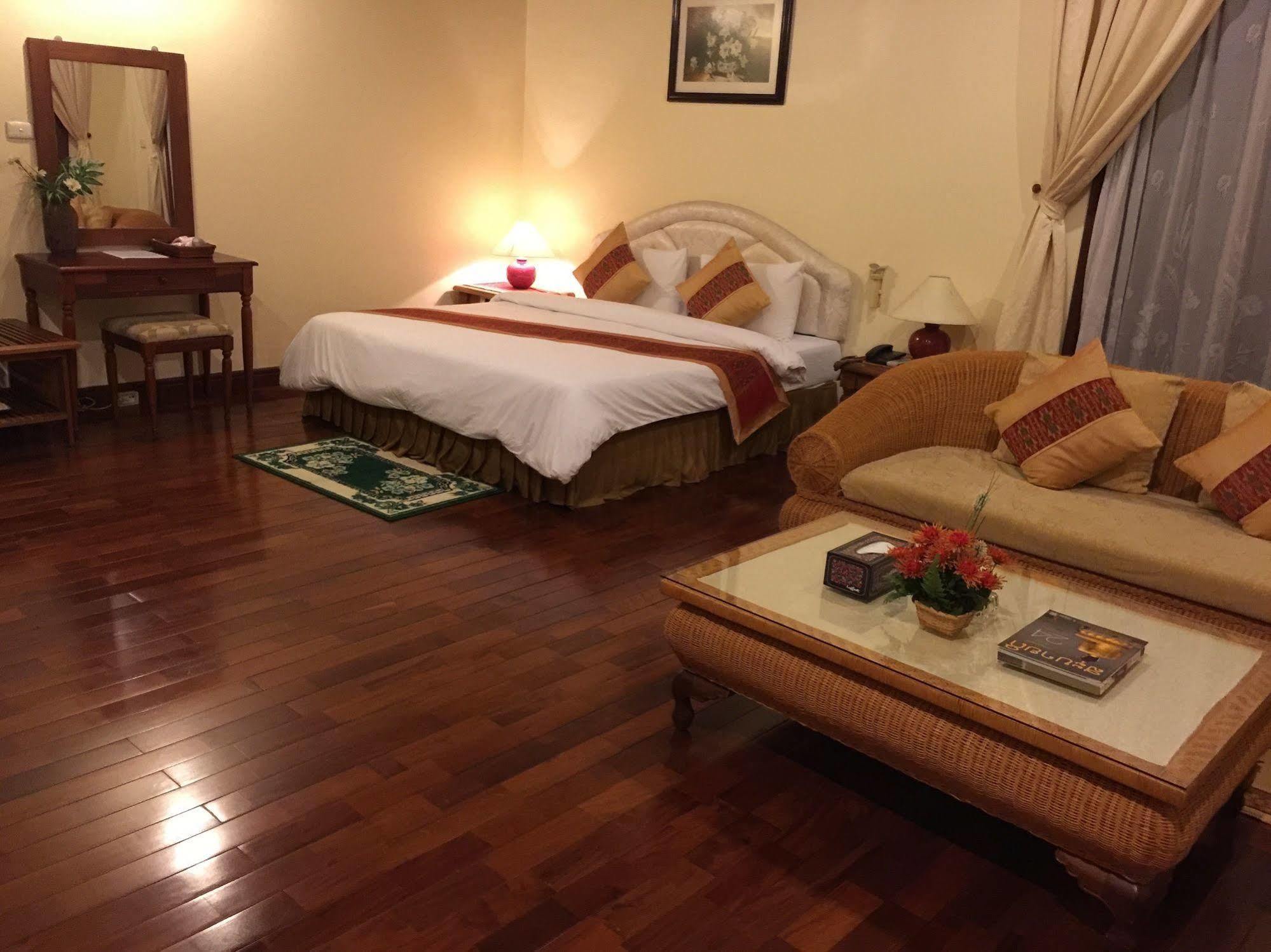 פקסה Champasak Palace Hotel מראה חיצוני תמונה